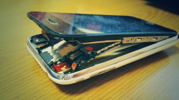 パックリ開いたiphone画像にネット騒然 原因はバッテリーの膨張か Iphone Mania