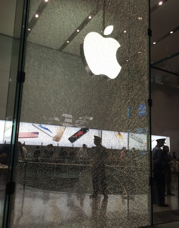 Apple Watch Apple Store表参道の巨大ガラスを粉砕するも無傷 Iphone Mania