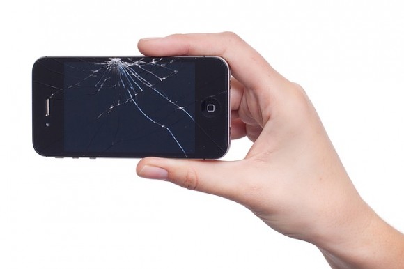 女性が車で携帯電話店舗に突撃 画面割れたiphone修理有料といわれ Iphone Mania