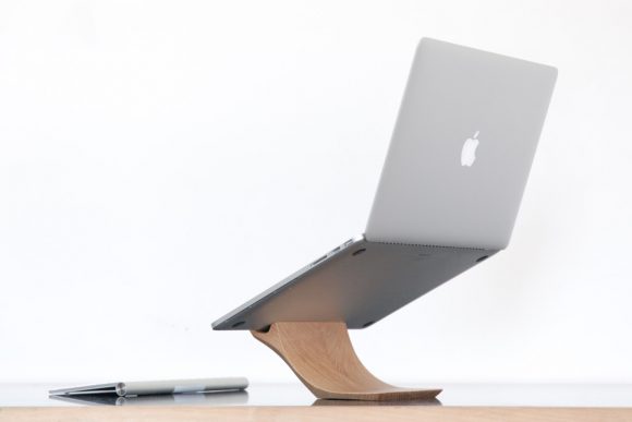 Apple製品マニアの建築デザイナーが考えた Macbook専用の木製スタンド登場 Iphone Mania