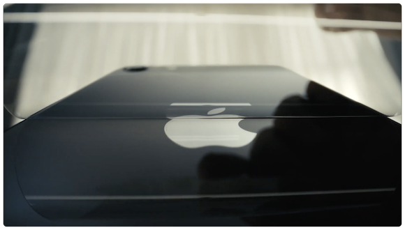 Apple 「iPhone SE — 開封の瞬間」