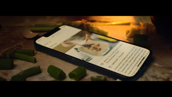 Apple Iphone12の耐久性の高さを示す新たな動画広告 料理 を公開 Iphone Mania