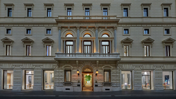 Apple_Via-Del-Corso-opens-in-Rome-exterior-building_052721