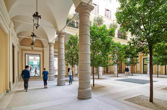 Apple_Via-Del-Corso-opens-in-Rome-exterior-building_052721
