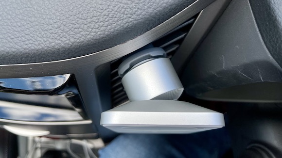 ベルキン Belkin「MagSafe Air Vent 車用磁気スタンド PRO」 レビュー