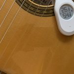 Lee Guitars Bluetooth温湿度計をギターにつけた画像