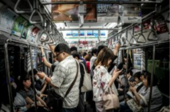 日本の地下鉄車内の画像