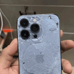 背面ガラスを粉々になったiPhone13 Pro