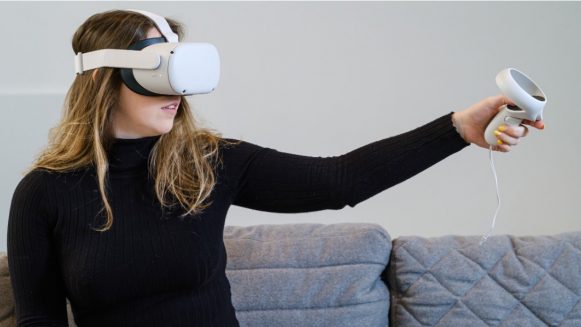 VRで遊ぶ女性