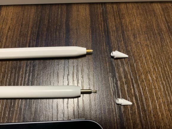 Apple Pencilと互換ペンのペン先を外したところ
