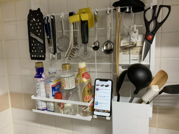 Überprüfen Sie Rezepte mit Ihrem iPhone auf dem Mesh-Panel der Küchenhaube