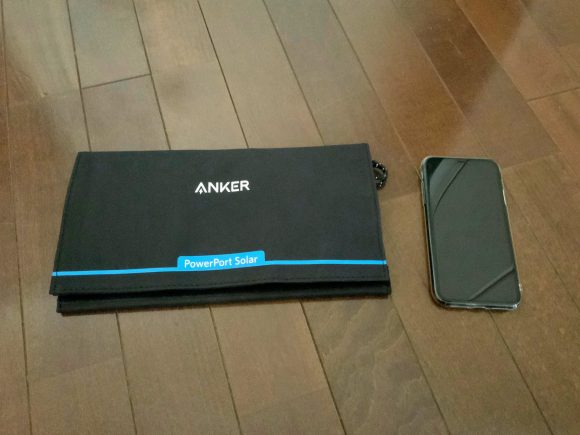 Anker PowerPort Solar LiteとiPhone XRの画像