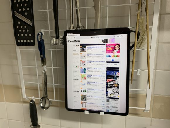 Platzieren Sie das 12,9-Zoll-iPad Pro auf einem Smartphone-Ständer mit einer Dunstabzugshaube