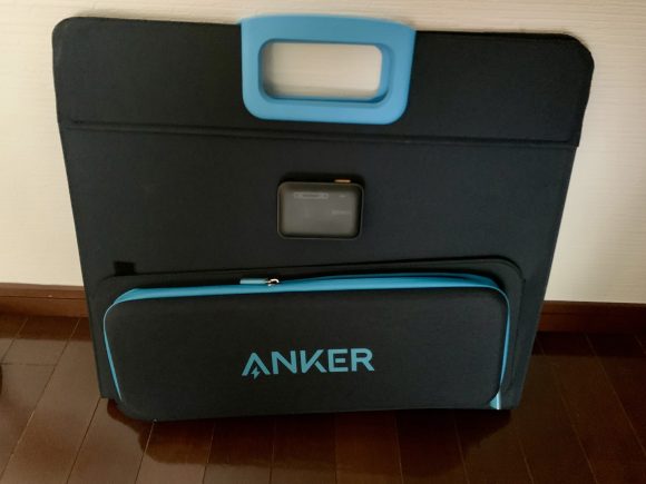 Anker PowerSolar 3-Port 100Wを折り畳んだ時のハンドル