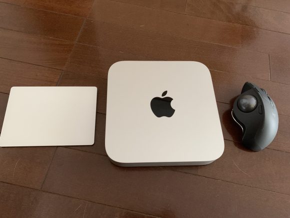 Mac miniとMagic Trackpadとトラックボール