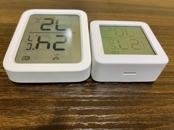 SwitchBot温湿度計と温湿度計プラスを斜め上から見る