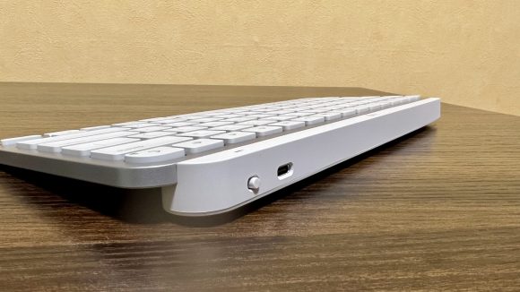 MX Keys Mini for Macの充電ポートとスイッチ