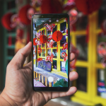 ベトナムでスマートフォンを使う画像