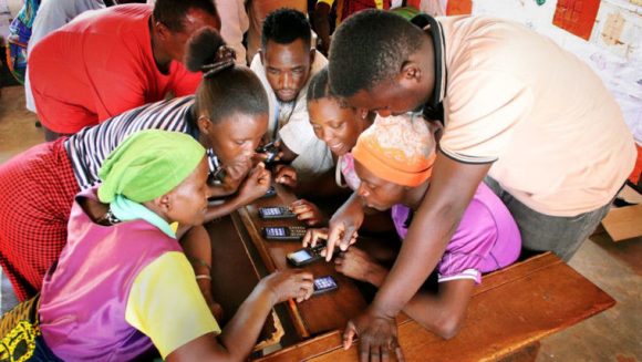 アフリカでスマートフォンを利用する人