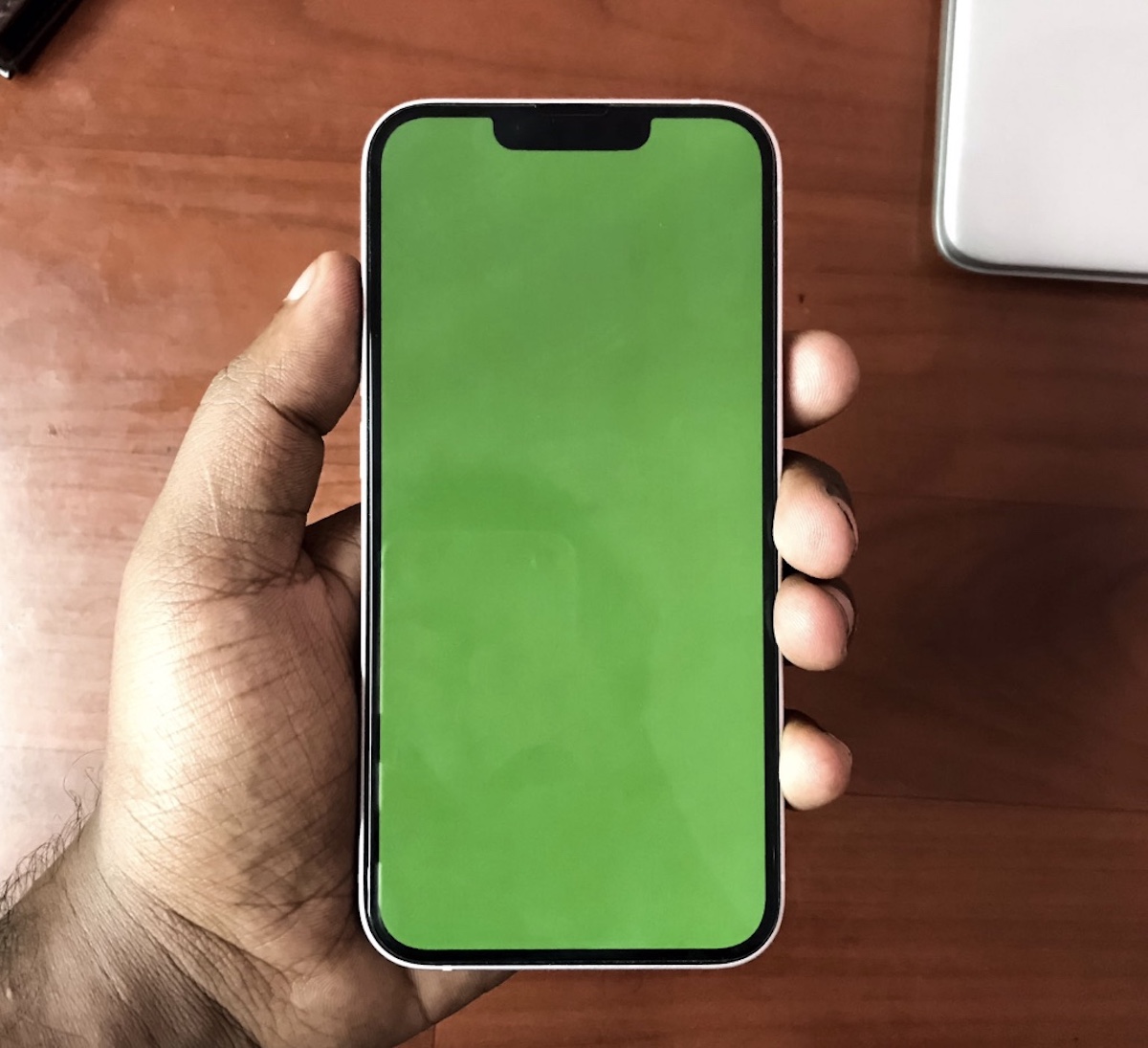 ディスプレイがグリーン一色になったiPhone13