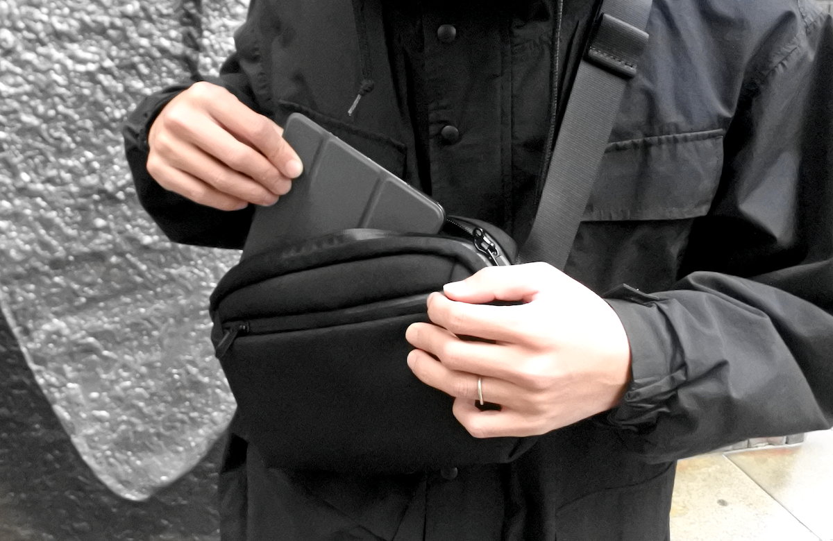 iPad miniのために誕生。スタイリッシュなスリングバッグ、アシカンが