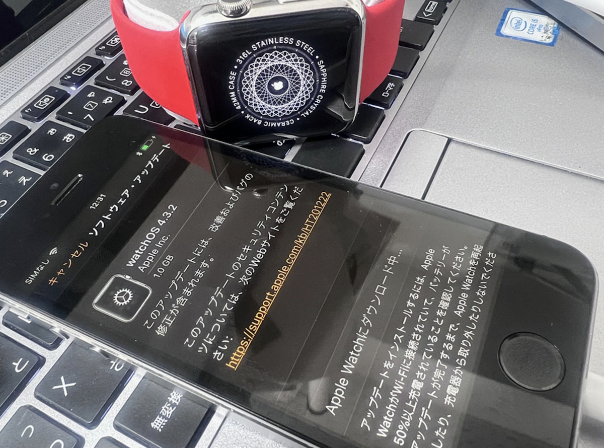  Apple Watchの発売に先立ち、Apple小売店の従業員が新しいシャツを着る