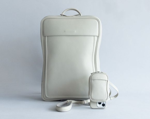 土屋鞄製造所、「iPhoneが背負うバッグ」レザースマホショルダーを発売 