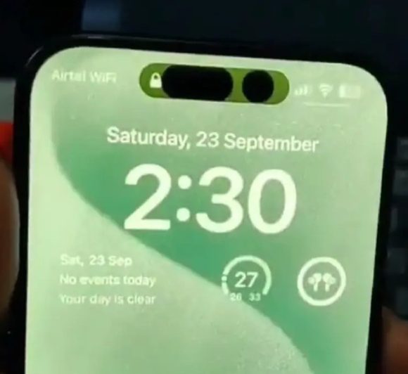 iPhone15 Pro green display