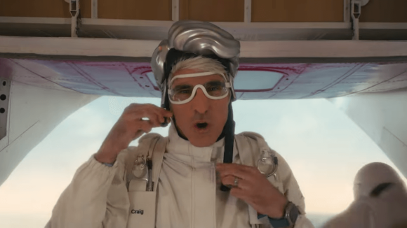 WWDC24でクレイグ・フェデリギ氏が飛行機からスカイダイビングで登場！