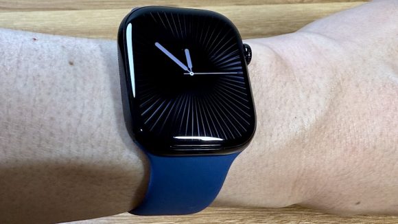 漆黒のApple Watch Series 10レビュー！薄さや画面サイズをチェック