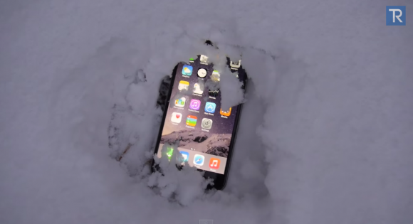 iPhone6 Plusを雪の中に24時間埋め、動作させた映像