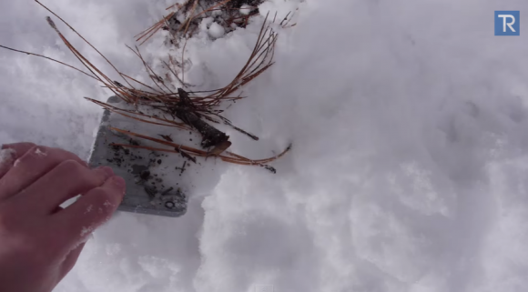 iPhone6 Plusを雪の中に24時間埋め、動作させた映像