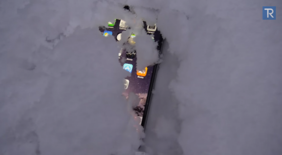 iPhone6 Plusを雪の中に24時間埋め、動作させた映像