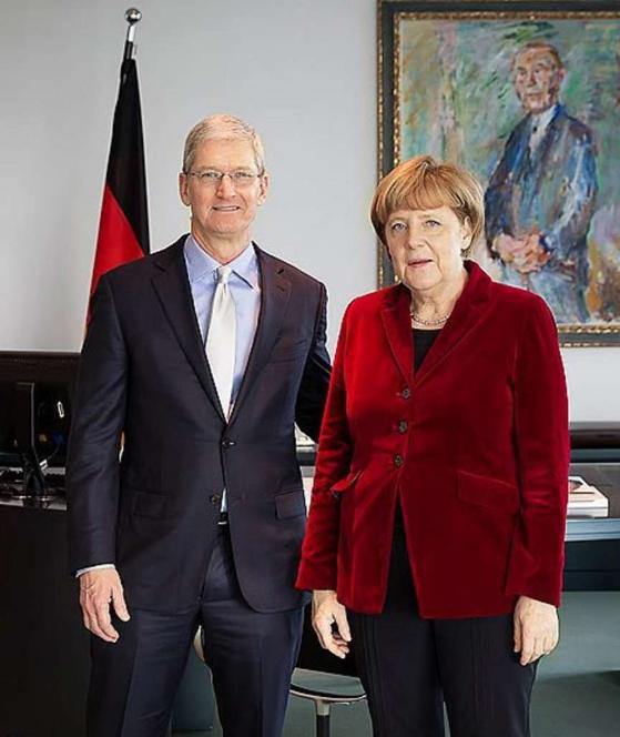 アップルのクックCEO、ドイツのメルケル首相と会談