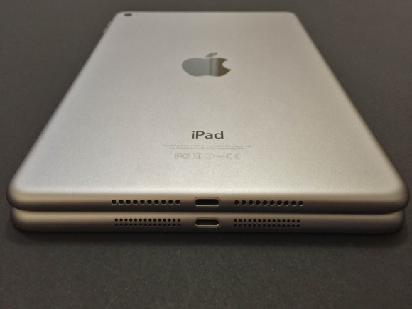 iPad mini3と比較すると、スピーカーの穴の個数が異なる