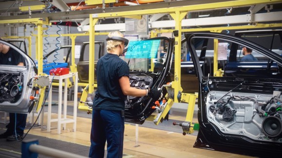 Volvo-Cars-Microsoft-HoloLens-experience_03