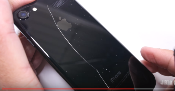 実験動画】iPhone7のジェットブラックは本当に傷つきやすいのか