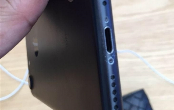 iPhone7のブラック、ジェットブラックと同様に傷つきやすい？塗装剥げの報告多数 - iPhone Mania