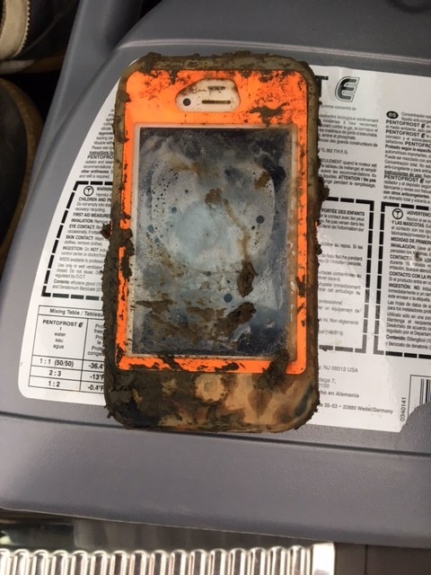 湖底から発見された泥だらけのiPhone4