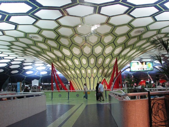 アブダビ空港　https://pixabay.com/ja/空港-アブダビ-アーキテクチャ-装飾-装飾的な-アラブ首長国連邦-205756/
