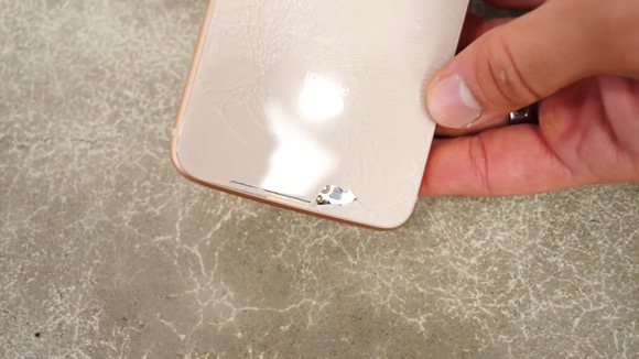 新iPhoneのガラス製背面パネルには要注意！修理はその他扱いに 