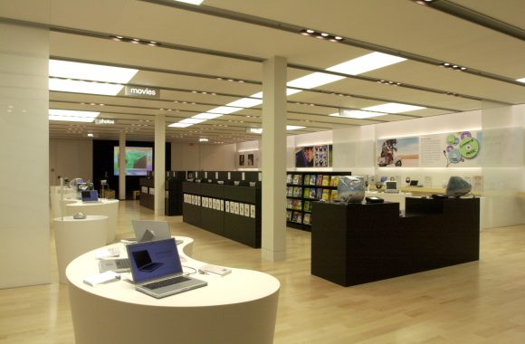 17年前の5月19日、世界初のApple Storeが開店。ジョブズ氏が店内を紹介 