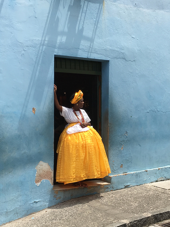 iPhone Photography Awards 2018 「Baiana in yellow and blue」 by Alexandre Weber