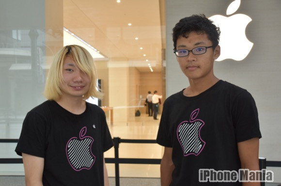 Apple 新宿のTシャツを着た、行列先頭のファン（右）と同3番目のファン