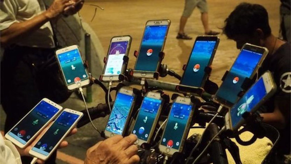 11台のスマホを同時に使用してポケモンgoをプレイする ポケモンおじさん とは Iphone Mania