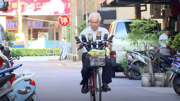 台湾のポケモンおじちゃん 台湾の法律では自転車運転しながらスマホ