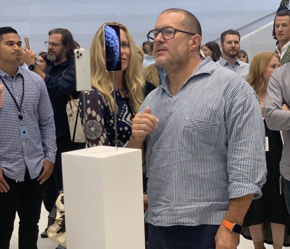 Apple退社のジョナサン アイブ氏 会場でiphone11を触ろうとして制止される Iphone Mania