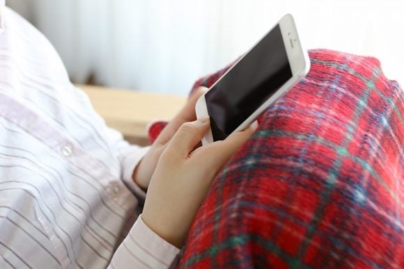 スマホを持つ女性