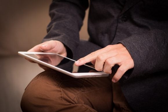 iPadを使う人の画像