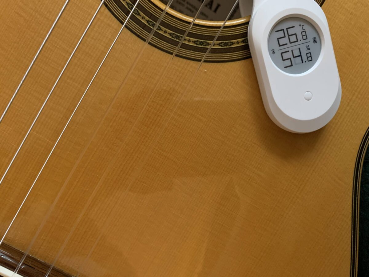 Lee Guitars Bluetooth温湿度計をギターにつけた画像